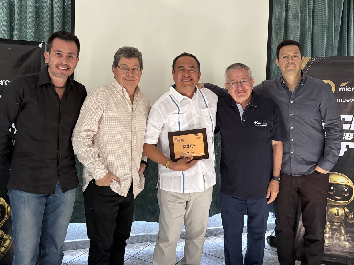 Equipo de SAEF recibiendo el reconocimiento Microsip Partner Bronce 2026